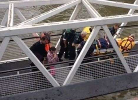 В Лондоне теплоход со 130 людьми на борту врезался в Тауэрский мост, есть пострадавшие (ВИДЕО)