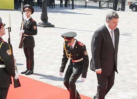 Солдат почетного президентского караула уронил оружие, встречая Порошенко под ВР (ФОТО)