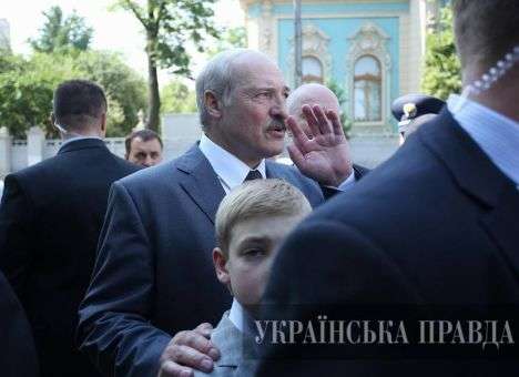 Сын Лукашенко одарил Александра Турчинова