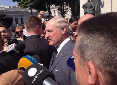 Лукашенко предлагает уничтожать «боевиков, которые воюют против украинцев»