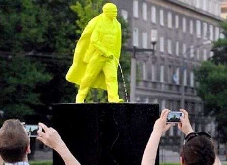 Памятник писающему Ленину появился в Кракове