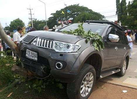 В Таиланде эпилептик на машине протаранил толпу детей, есть погибшие (ФОТО)
