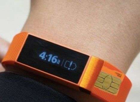 Японцы встроили SIM-карту в браслет