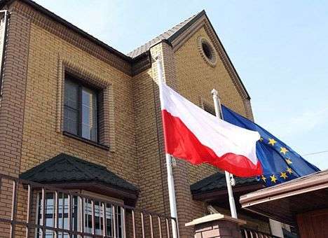 Польша приостановила работу консульства в Донецке