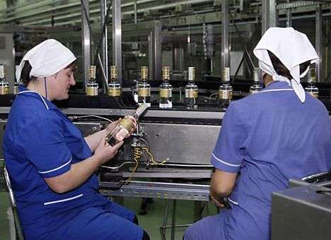 Кабмин повысил минимальную розничную цену водки