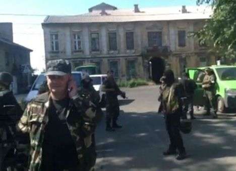 В Мариуполе задержаны 11 членов вооруженных отрядов «ДНР», над горсоветом - украинский флаг (ВИДЕО)