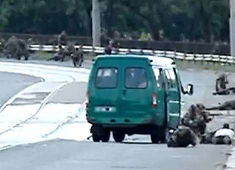 Автомобиль пограничников попал под обстрел в Мариуполе, двое военных погибло (ВИДЕО)
