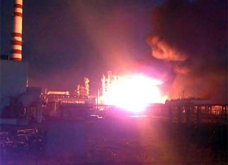 Выросло число жертв взрыва и пожара на НПЗ в России