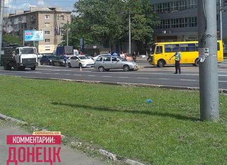 В центре Донецка КамАЗ с вооруженными людьми столкнулся с маршруткой (ФОТО)