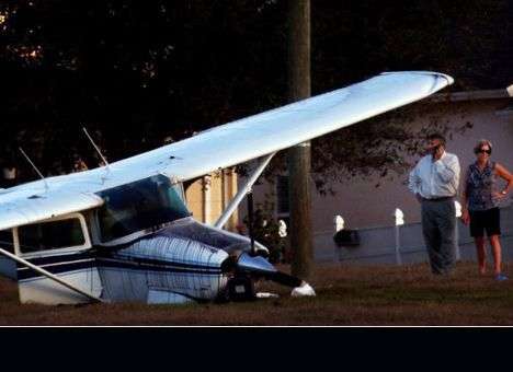 В Нью-Йорке самолет упал во двор частного дома