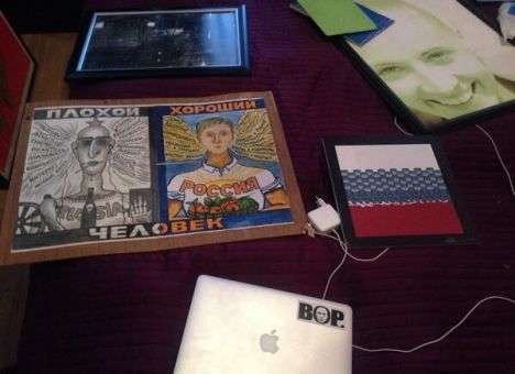 У Навального изъяли военный билет и картину «плохого» и «хорошего» человека