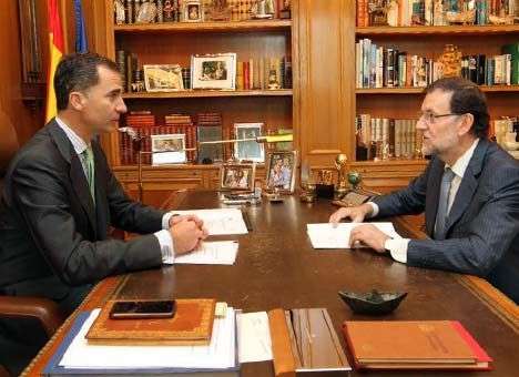 Новый король Испании принес в кабинет копию Кубка мира по футболу