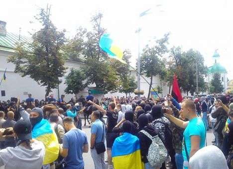Националисты не дали пророссийским активистам провести крестный ход возле Лавры в Киеве (ФОТО)