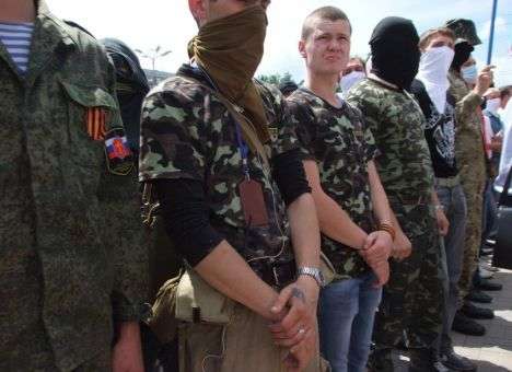 В Донецке вооруженные сторонники «ДНР» митинговали и присягали «ДНР» (ФОТО)