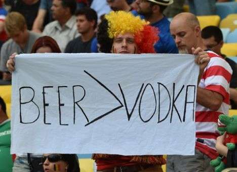 Юмор на трибунах. Как бельгийские болельщики обещали съесть русских (ФОТО)