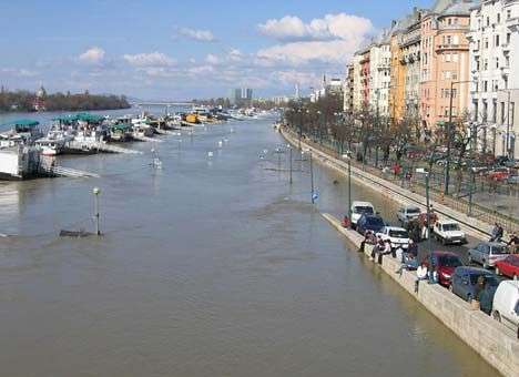 До 15 человек возросло число погибших при наводнении в Болгарии