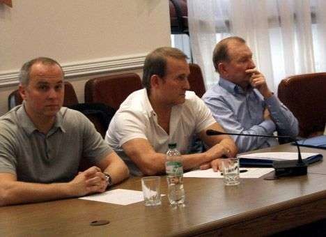 Переговоры трехсторонней группы в Донецке стали первым шагом к мирному диалогу – Порошенко