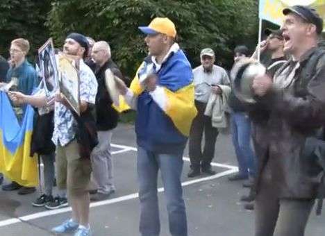 Украинцы с чехами устроили акцию протеста возле посольства России в Праге (ВИДЕО)