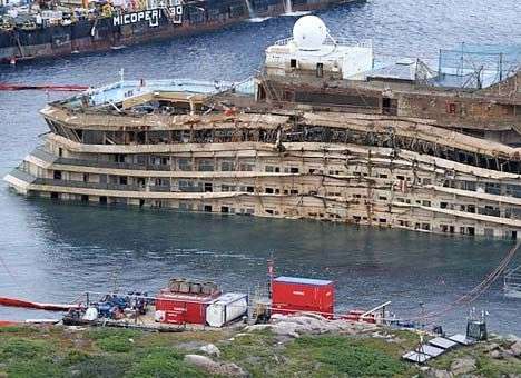 Затонувший лайнер Costa Concordia утилизируют в августе