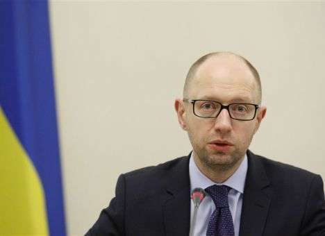 Яценюк назвал украинцев утверждающими нормы Конституции