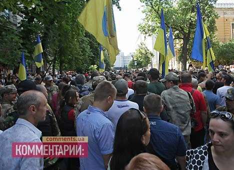 К президенту пришли сотни людей. Требуют отмены перемирия (ФОТО)