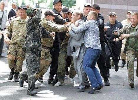 Митингующие под Радой избили экс-главу АП Сергея Пашинского (ФОТО, ВИДЕО)