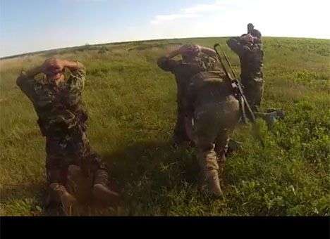 В штабе АТО показали видео капитуляции вооруженной группы на Донбассе (ВИДЕО)