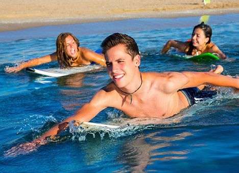 Занятия плаванием делают человека счастливее