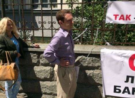 Вкладчики банка «Форум» приковали себя к ограждению Администрации Президента (ФОТО)