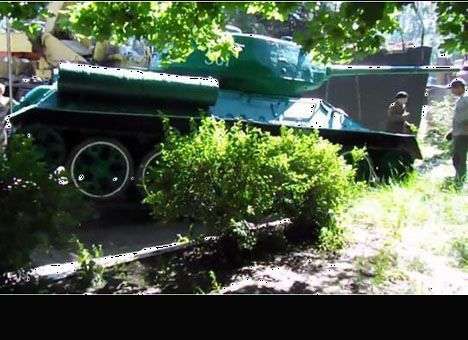 В Антраците представители «ЛНР» угнали с постамента танк Т-34