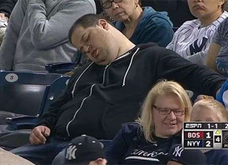 В США болельщик уснул на матче. Теперь требует от телеканала $10 млн. (ВИДЕО)