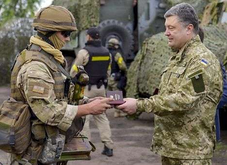 Порошенко наградил орденами силовиков АТО