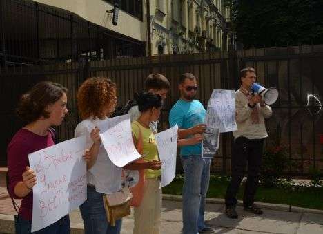 Активисты Майдана потребовали прекратить выпуск газеты «Вести» (ФОТО)