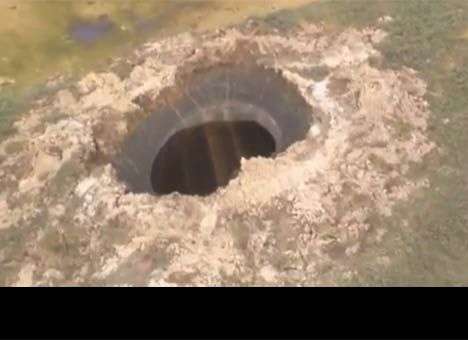 Гигантская воронка неизвестного происхождения образовалась на Ямале (ВИДЕО)