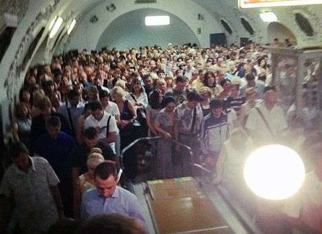 Стала известна причина резкого торможения поезда в московском метро (ФОТО)