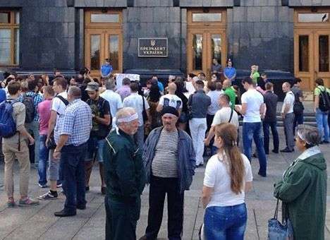 Под АП провели акцию протеста с требованием не замалчивать массовые убийства в Луганске (ФОТО, ВИДЕО)