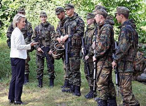 Министр обороны Германии: Пока рано поднимать вопрос о направлении в Украину миротворцев