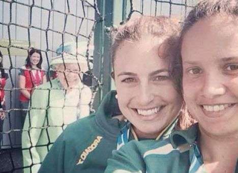 Елизавета II превратила в «фотобомбу» селфи спортсменок из Австралии