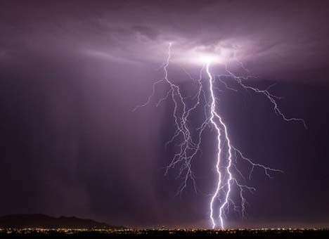 В Калифорнии от удара молнии травмированы 14 человек