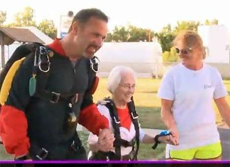 В США 90-летняя старушка прыгнула с парашютом (ВИДЕО)