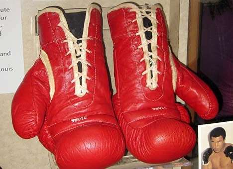 Перчатки, в которых Мохаммед Али проиграл «поединок века», продали за $400 тыс.