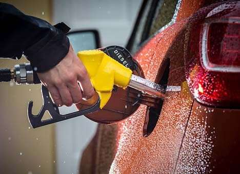 Падение гривни подняло цены на топливо - эксперт