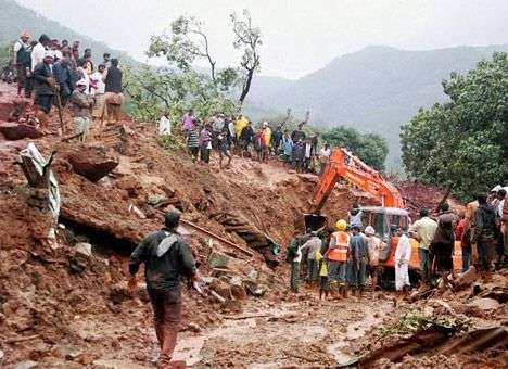 На западе Индии жертвами оползня стали более 60 человек