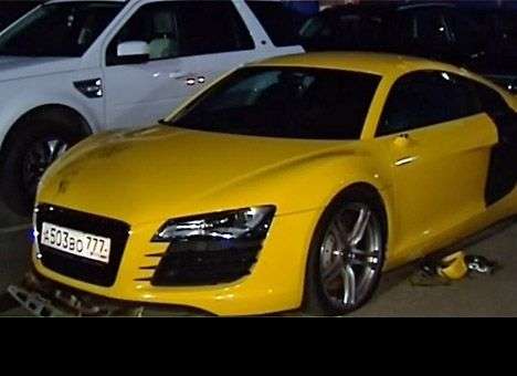 На парковке аэропорта Домодедово мужчина с мачете разбил пять иномарок