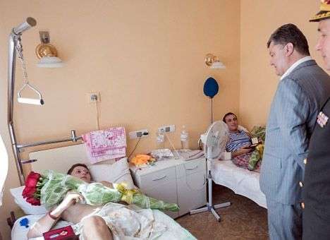Порошенко предложил раненым в АТО бойцам идти в военкоматы