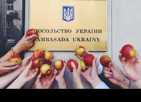 Порошенко поддержал «яблочную» акцию в Польше (ФОТО)