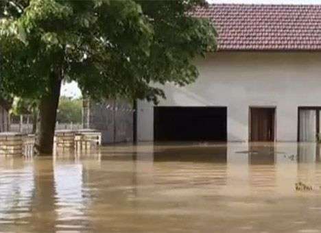 Сильное наводнение обрушилось на Балканы, разрушены сотни домов