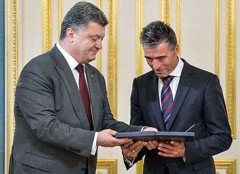 Порошенко наградил Расмуссена орденом Свободы