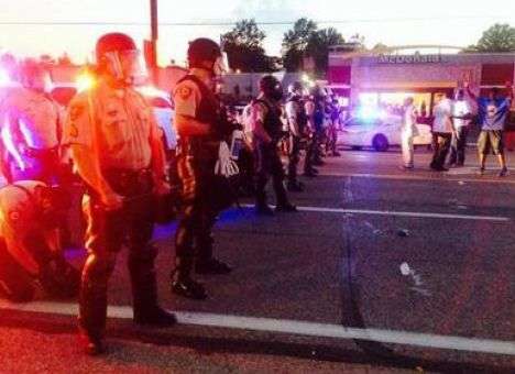 В США массовый протест из-за убийства полицейским подростка перерос в беспорядки