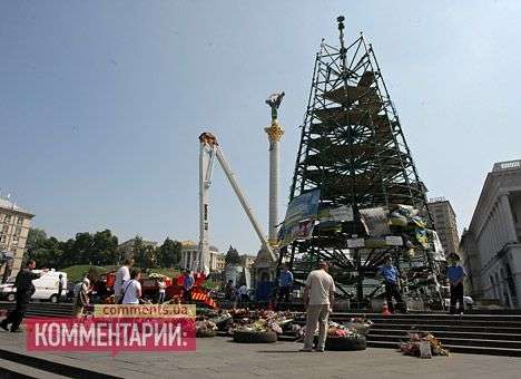 На Майдане демонтируют елку